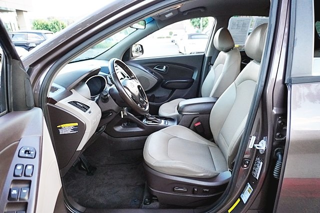 Used 2015 Brown Hyundai SE image 13