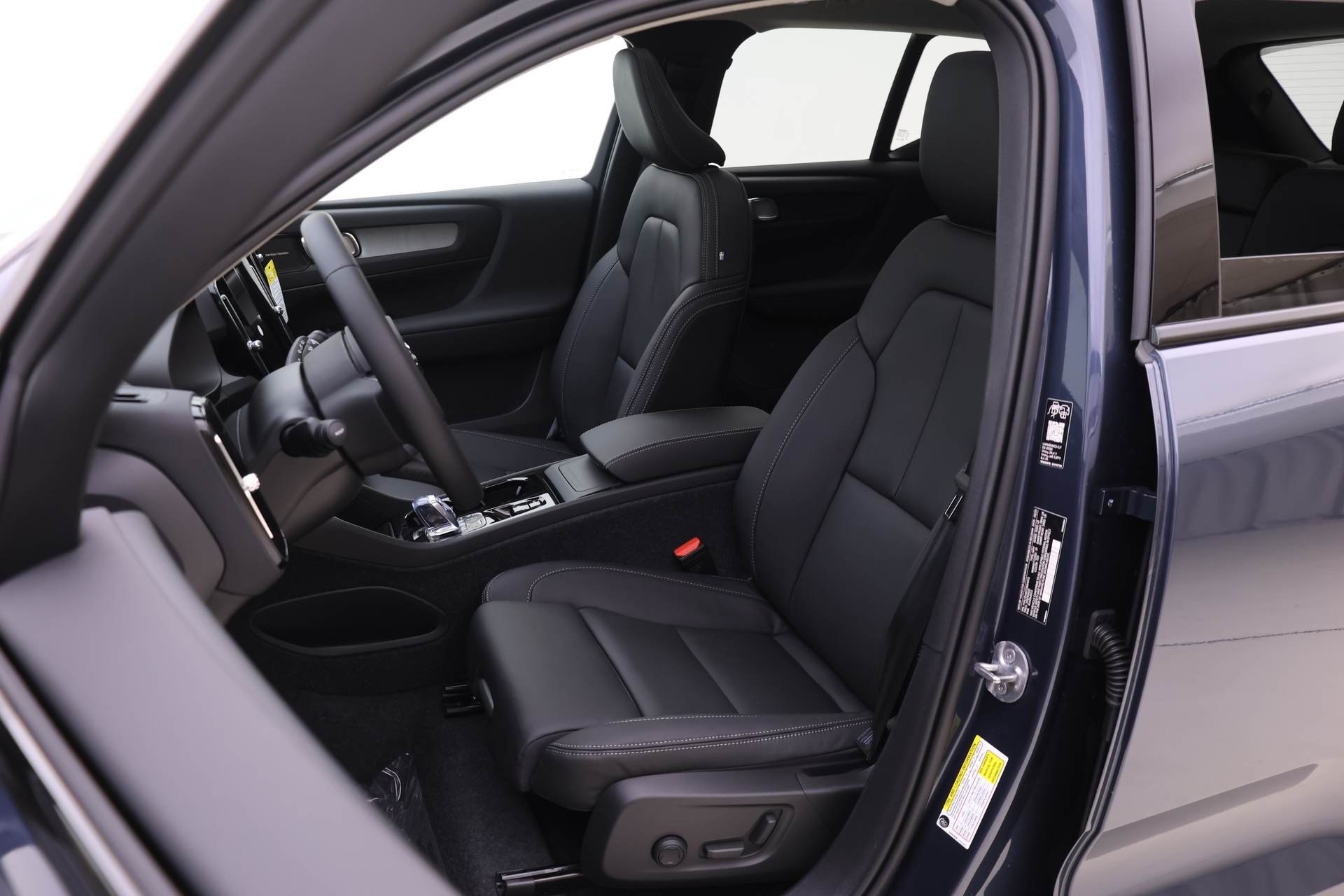 2026 Volvo XC40 photo 6