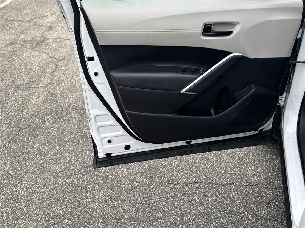 2022 Toyota Corolla Cross L photo 9