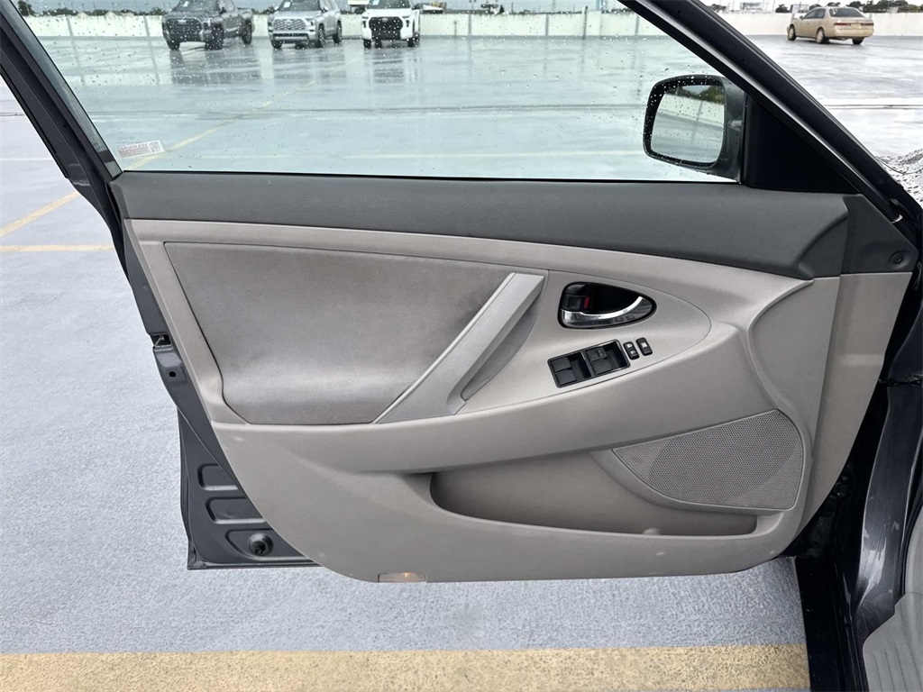 2008 Toyota Camry LE photo 16