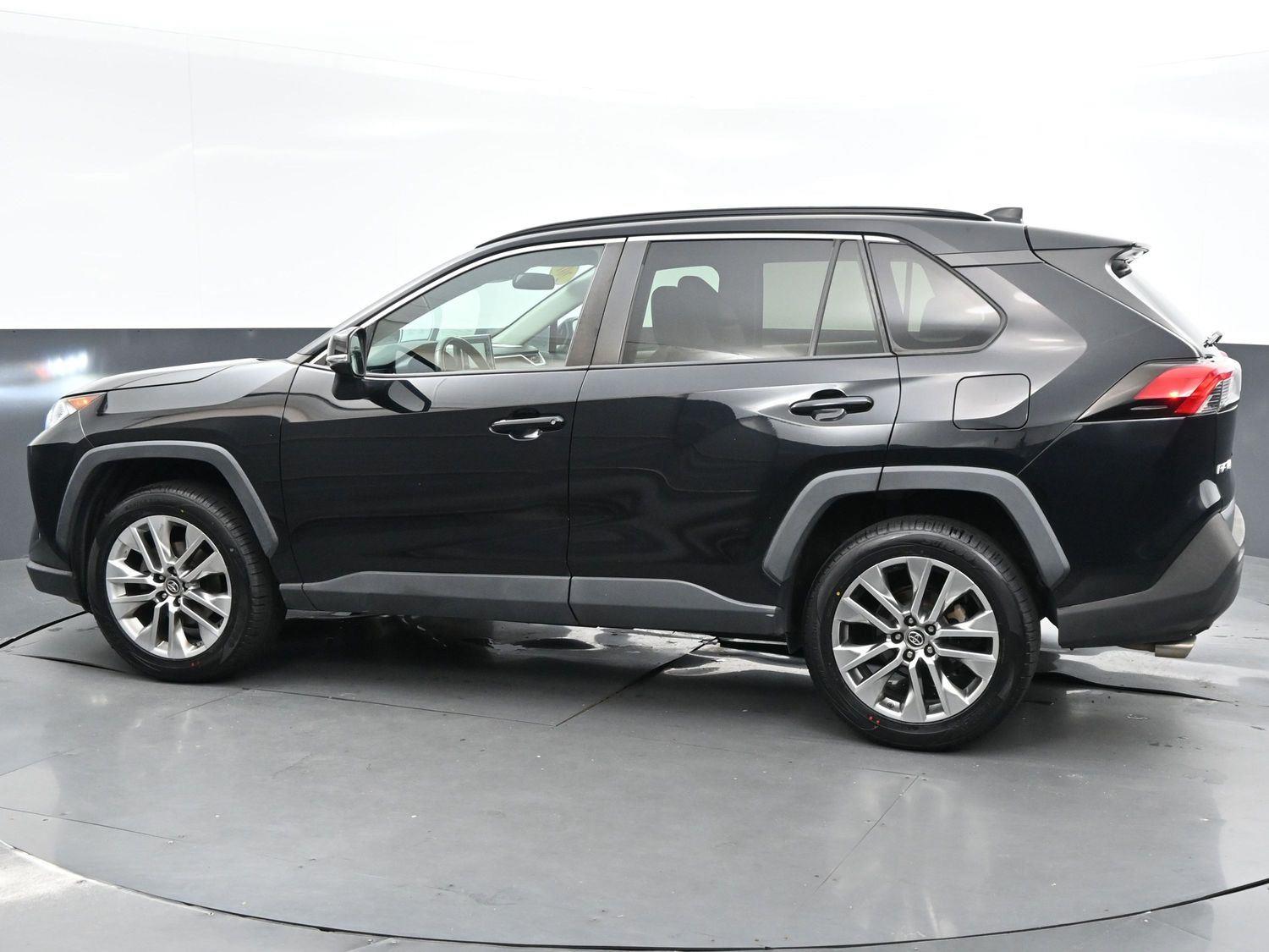 2019 Toyota RAV4 XLE Premium photo 3