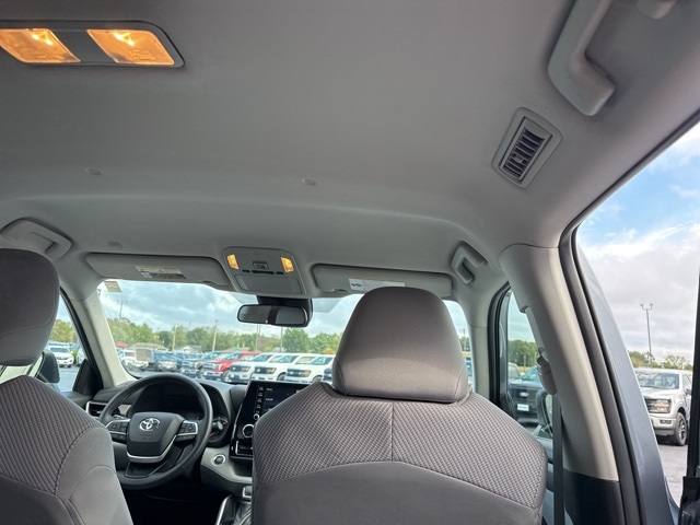 2022 Toyota Highlander LE photo 28