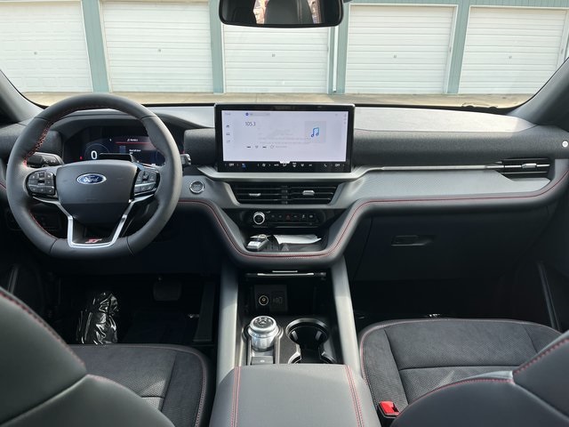 2025 Ford Explorer ST photo 17