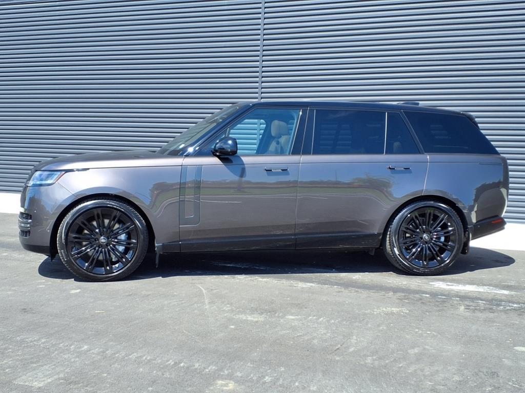2023 Land Rover Range Rover SE photo 2
