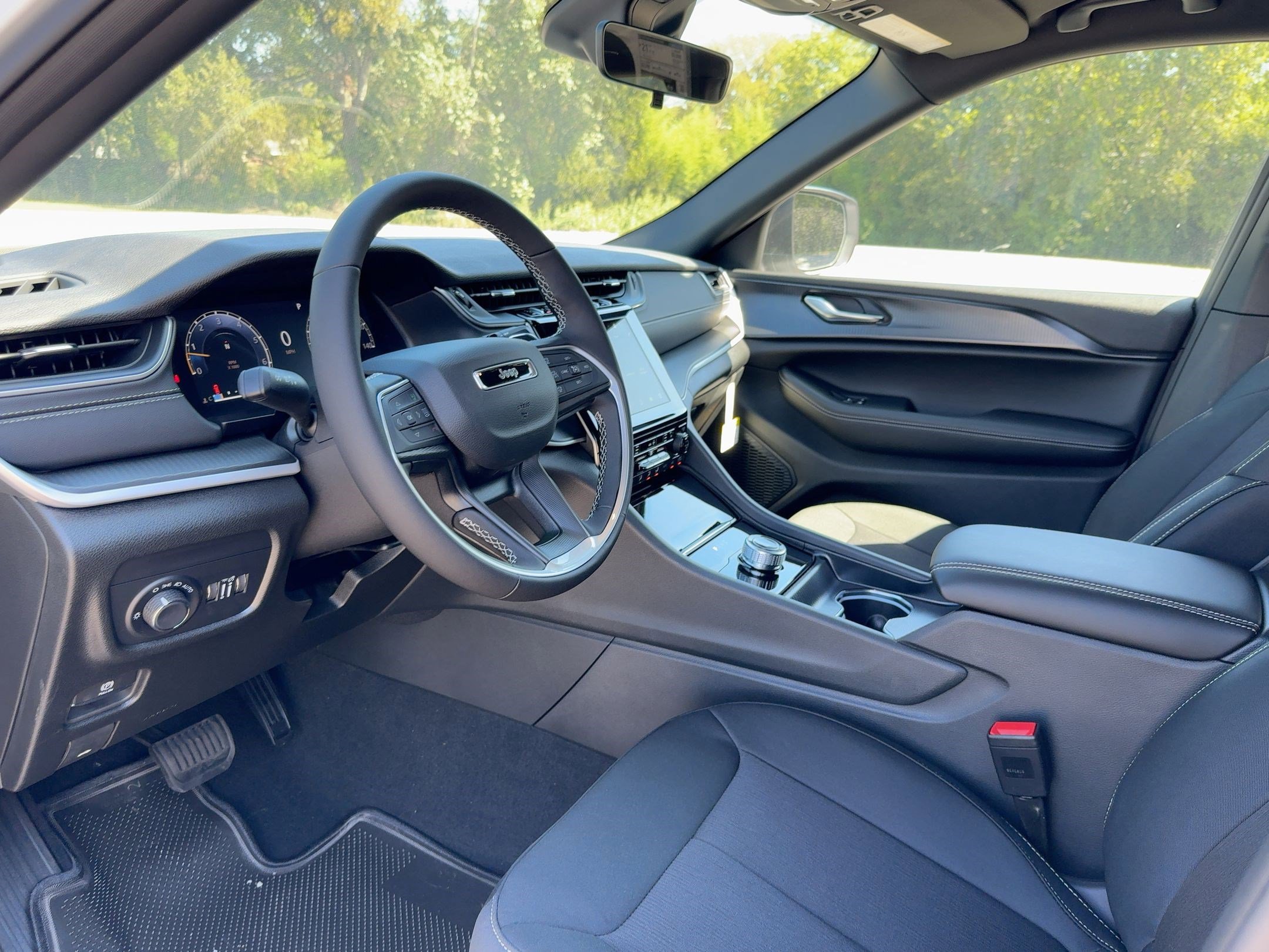 2025 Jeep Grand Cherokee Laredo photo 3