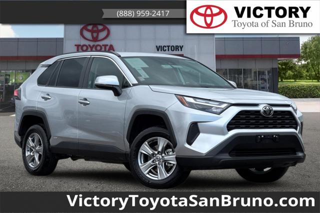 2025 Toyota RAV4 XLE's photo