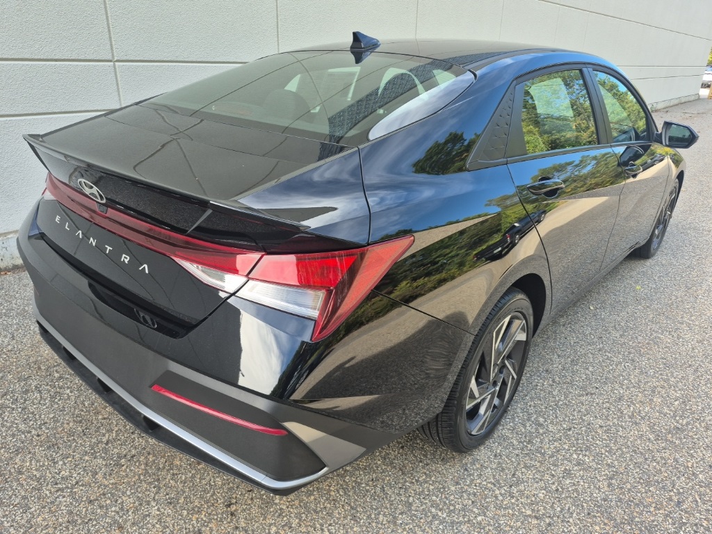 2025 Hyundai Elantra SEL Sport photo 4
