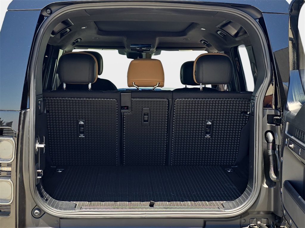 2025 Land Rover Defender 110 V8 photo 12