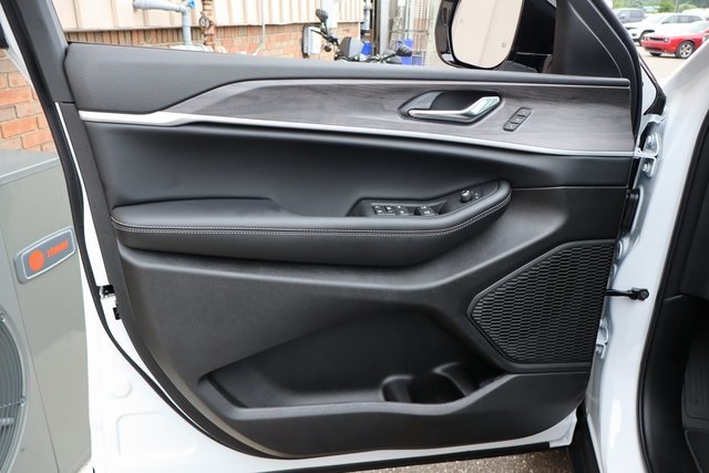 2025 Jeep Cherokee Limited photo 3
