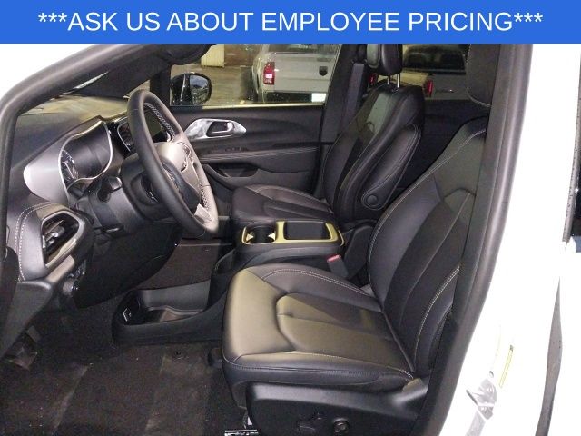 2025 Chrysler Pacifica photo 3