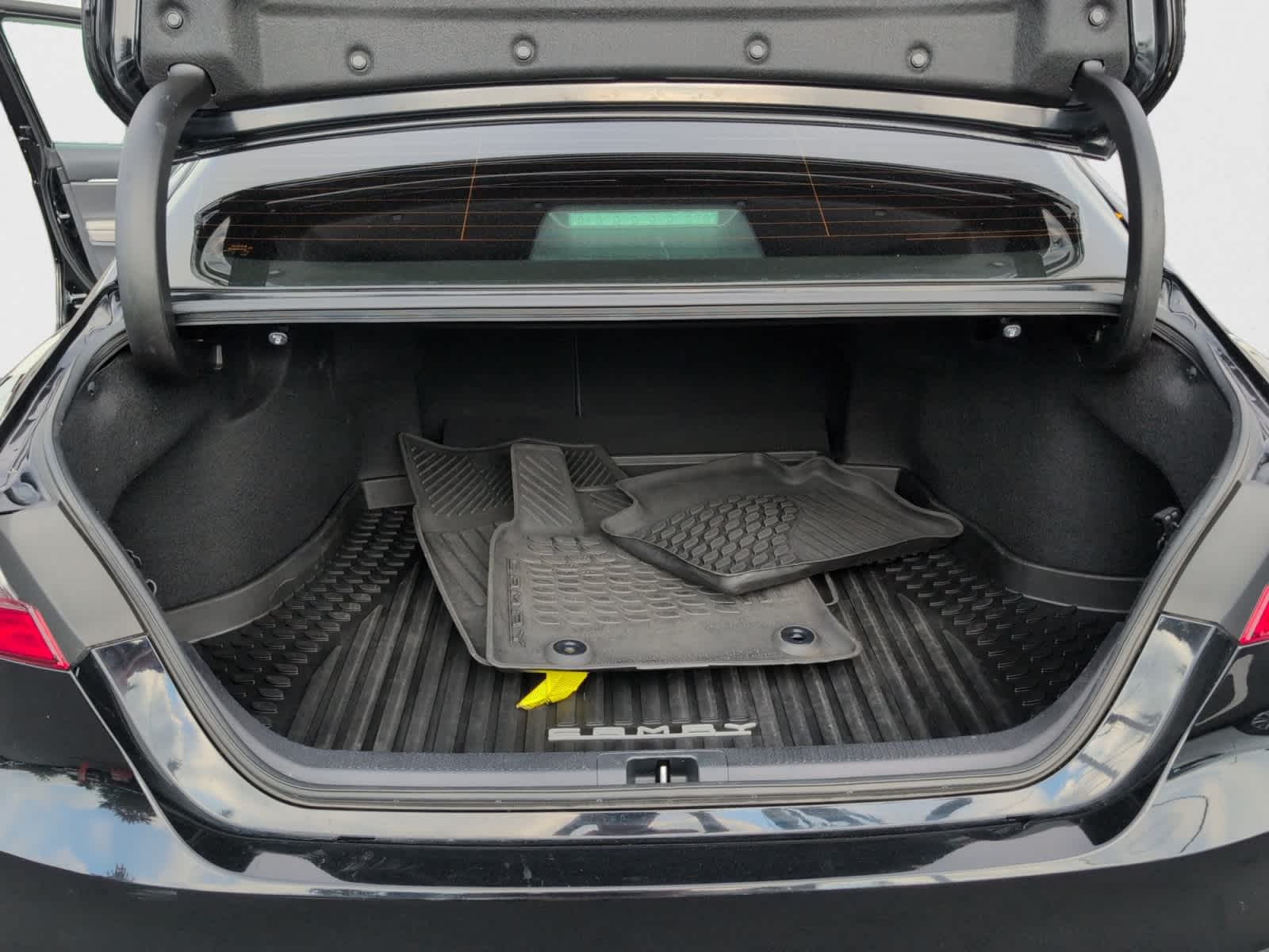 2022 Toyota Camry Hybrid LE SE photo 17