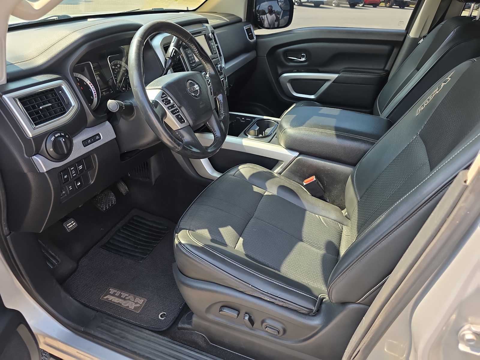 2017 Nissan Titan PRO-4X photo 10
