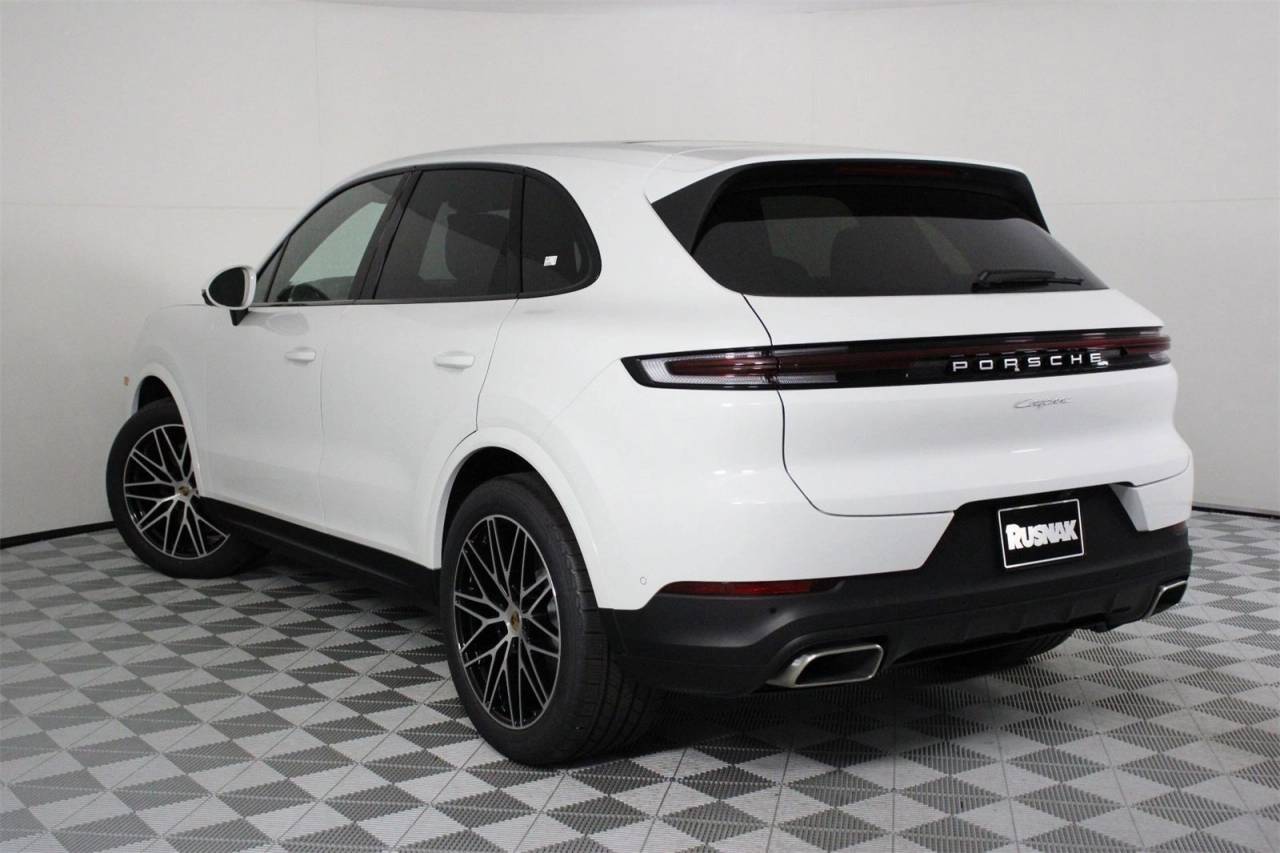2025 Porsche Cayenne photo 3