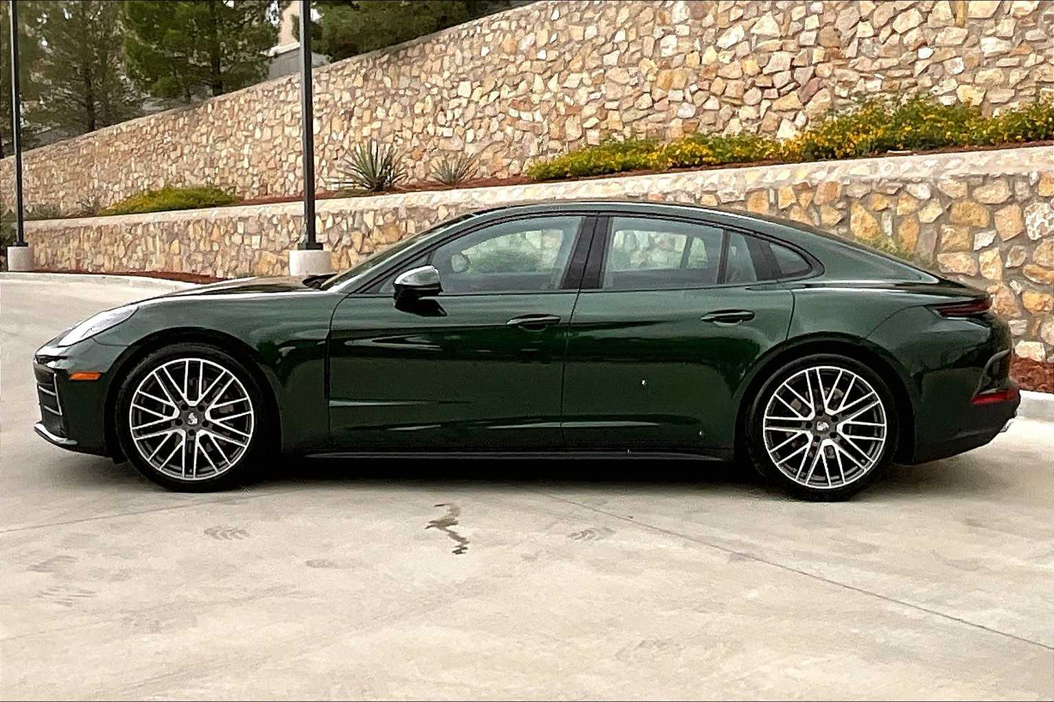 2025 Porsche Panamera 4 photo 2