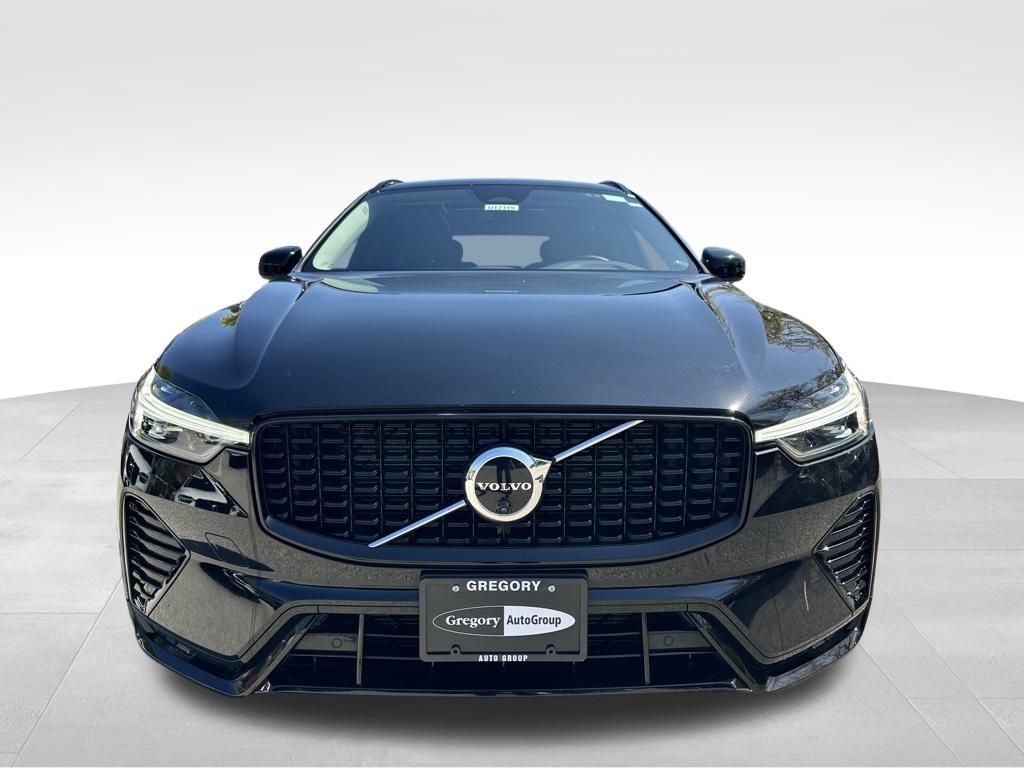 2025 Volvo XC60 B5 Plus photo 2