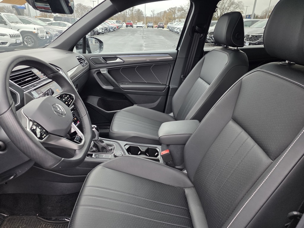 2024 Volkswagen Tiguan SE R-Line Black photo 2