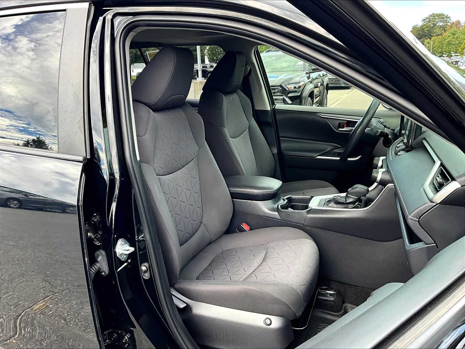2021 Toyota RAV4 XLE photo 11
