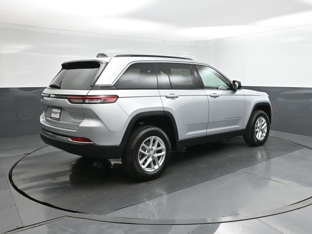 2025 Jeep Grand Cherokee Laredo photo 4