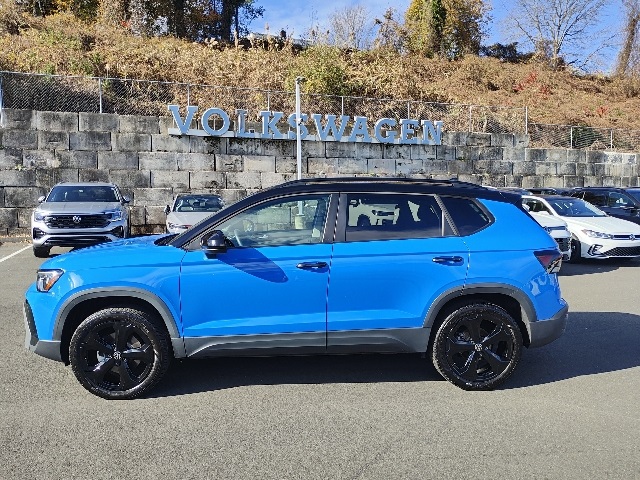 2025 Volkswagen Taos SE photo 2