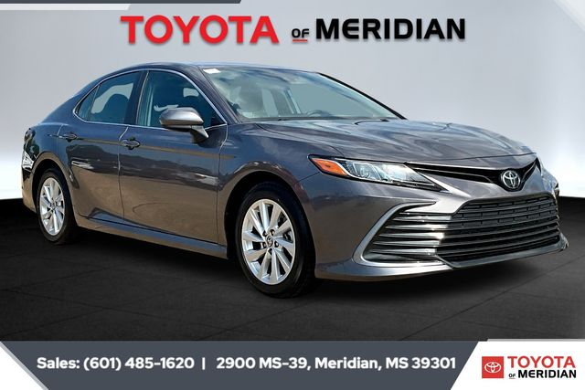 2024 Toyota Camry LE's photo