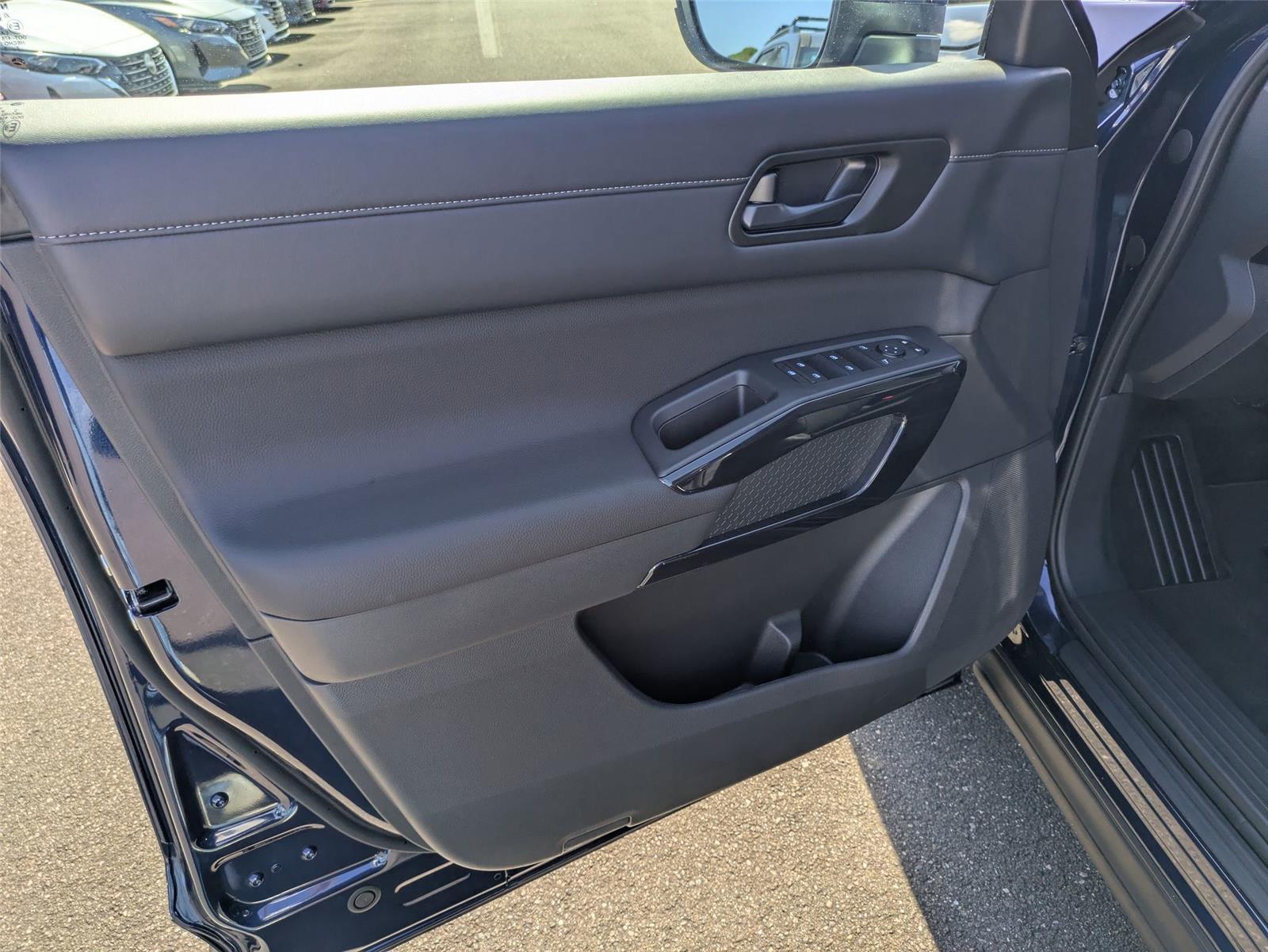 2025 Nissan Pathfinder SV photo 11