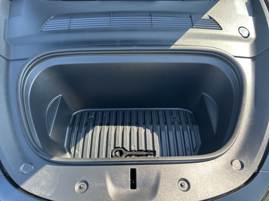 2024 Tesla Model Y Long Range photo 28