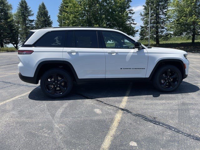 2025 Jeep Grand Cherokee Limited photo 3