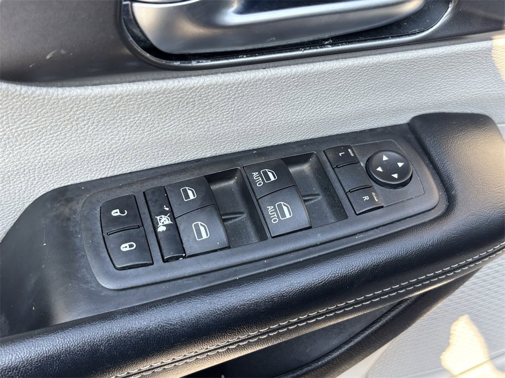2022 Chrysler Pacifica Touring L photo 13