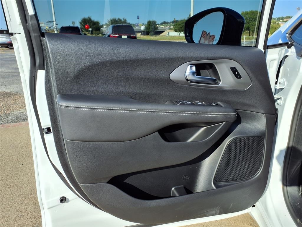2026 Chrysler Pacifica photo 7