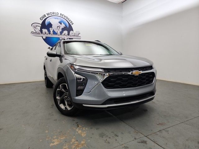 2024 Chevrolet Trax LT photo 2
