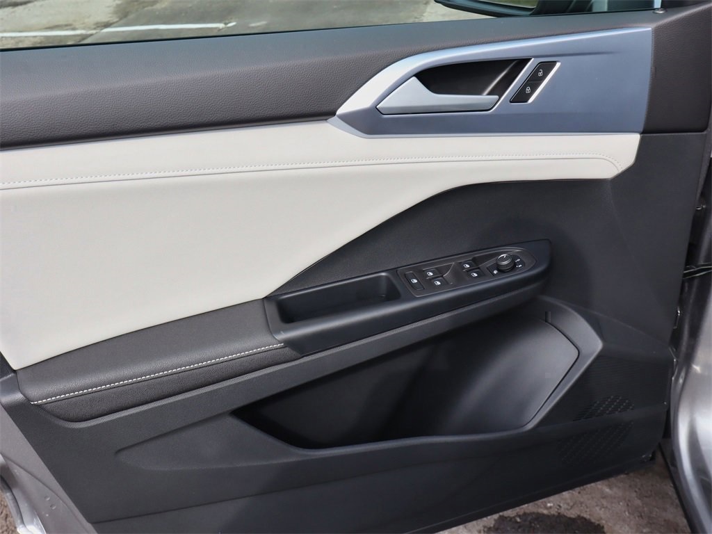 2025 Volkswagen Taos SE photo 13