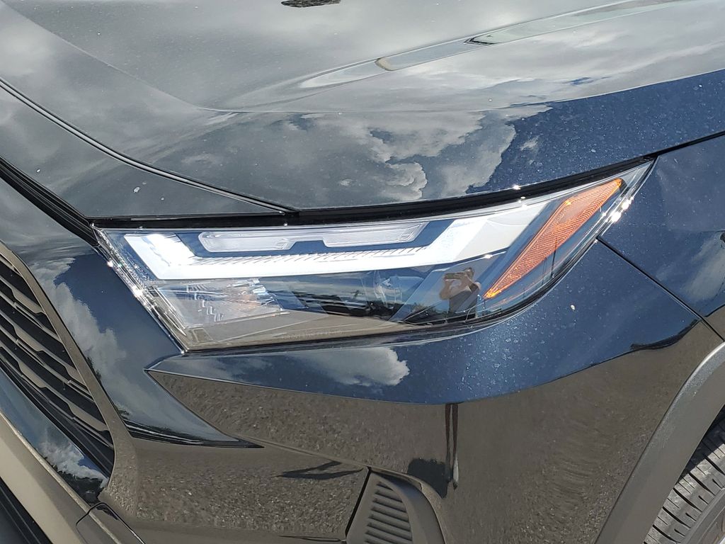 2025 Toyota RAV4 Hybrid LE photo 11