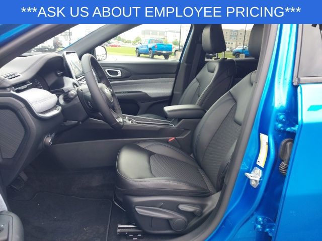 2025 Jeep Compass Latitude photo 3
