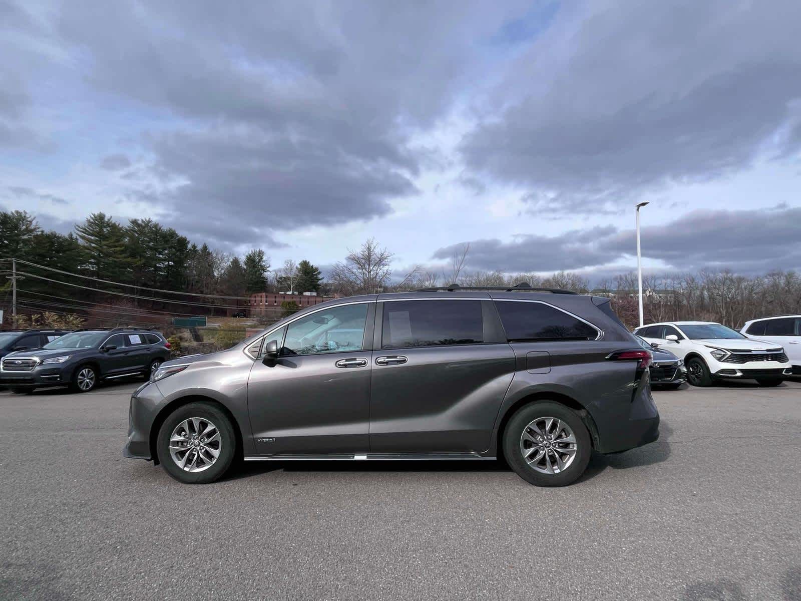 2021 Toyota Sienna XLE photo 2