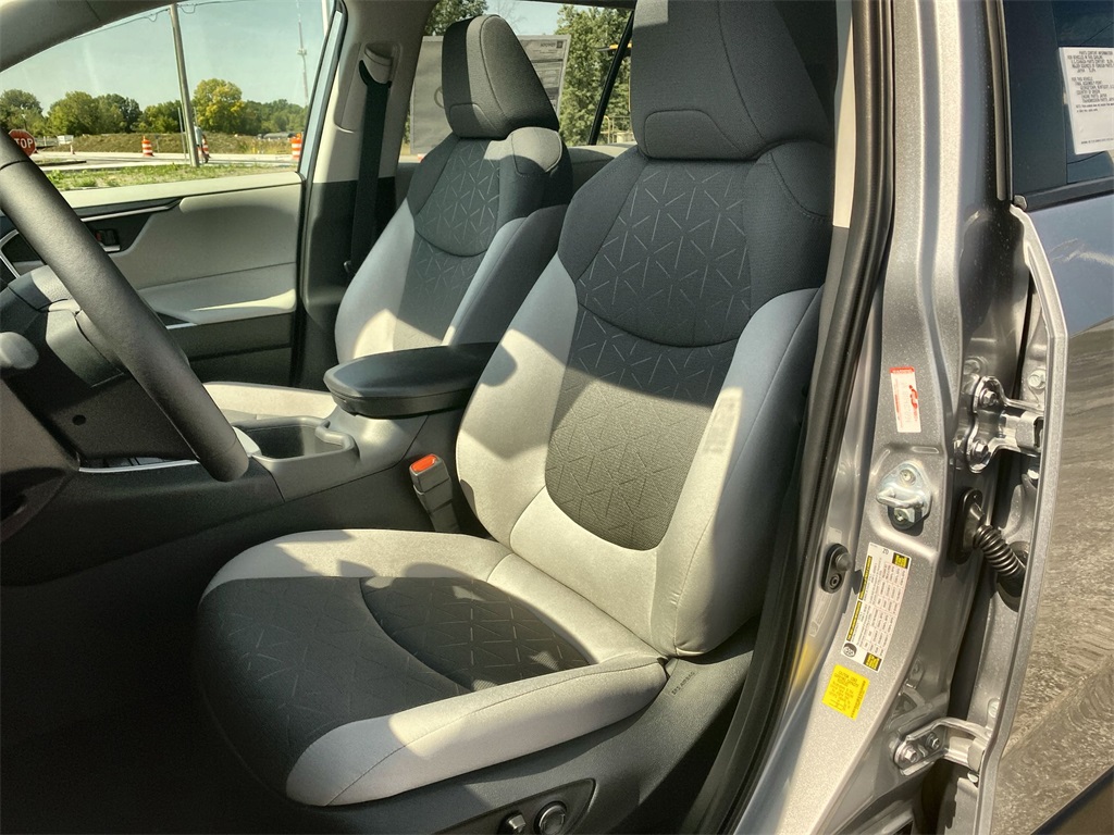 2025 Toyota RAV4 Hybrid XLE photo 13