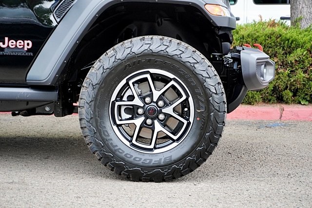 New 2025 Black Clear-Coat Exterior Paint Jeep Rubicon image 8