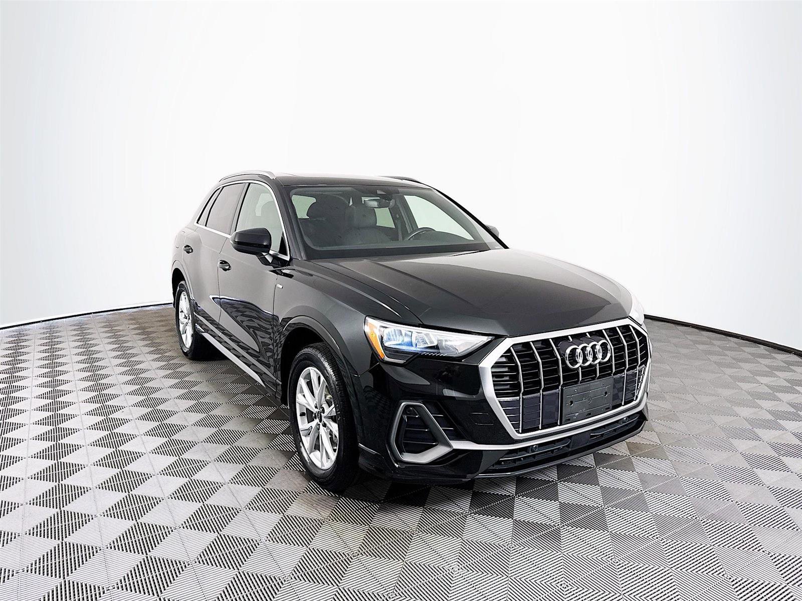 2021 Audi Q3 45 TFSI S line Premium photo 3