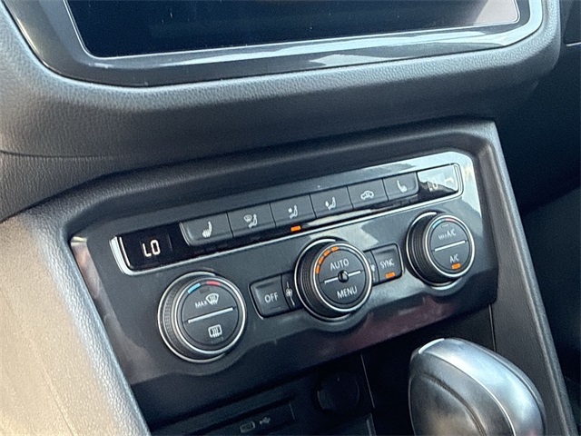 2021 Volkswagen Tiguan SE photo 17