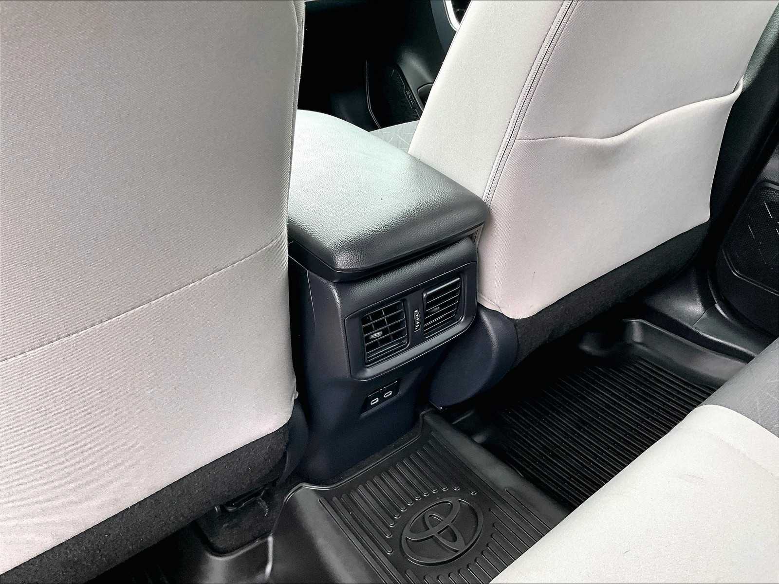 2025 Toyota RAV4 XLE photo 27