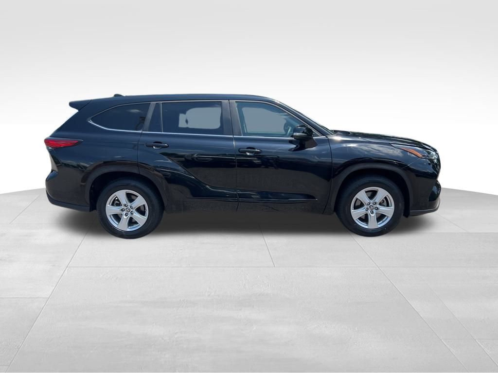 2023 Toyota Highlander L photo 6
