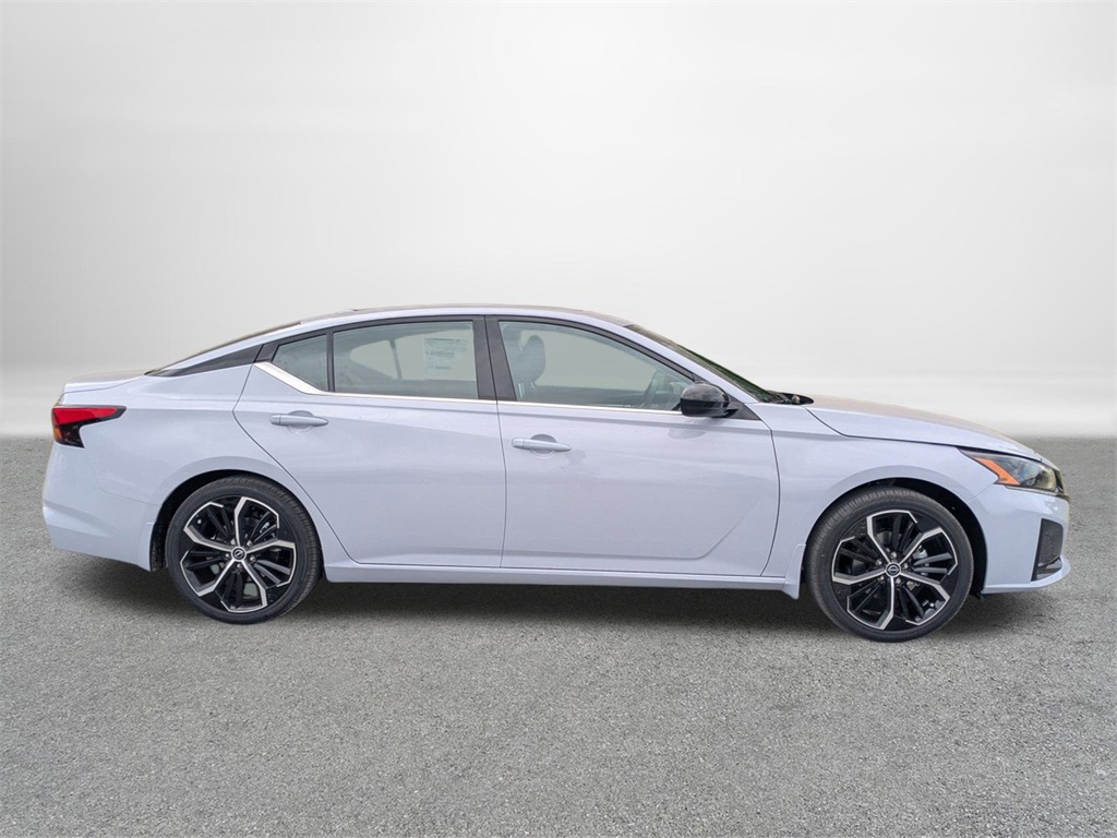 2025 Nissan Altima 2.5 SR photo 2