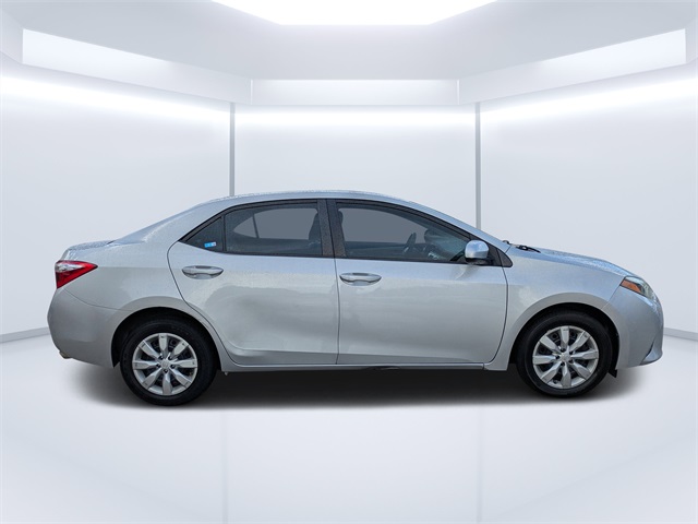 2016 Toyota Corolla LE photo 2