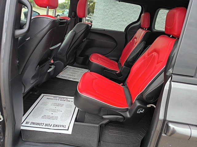 2020 Chrysler Pacifica Red photo 13