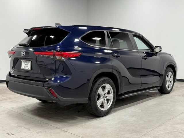 2023 Toyota Highlander LE photo 4