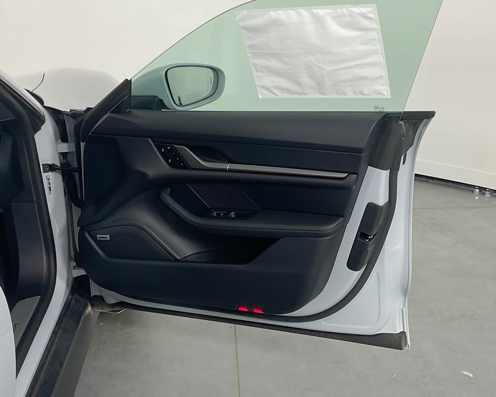2025 Porsche Taycan photo 22