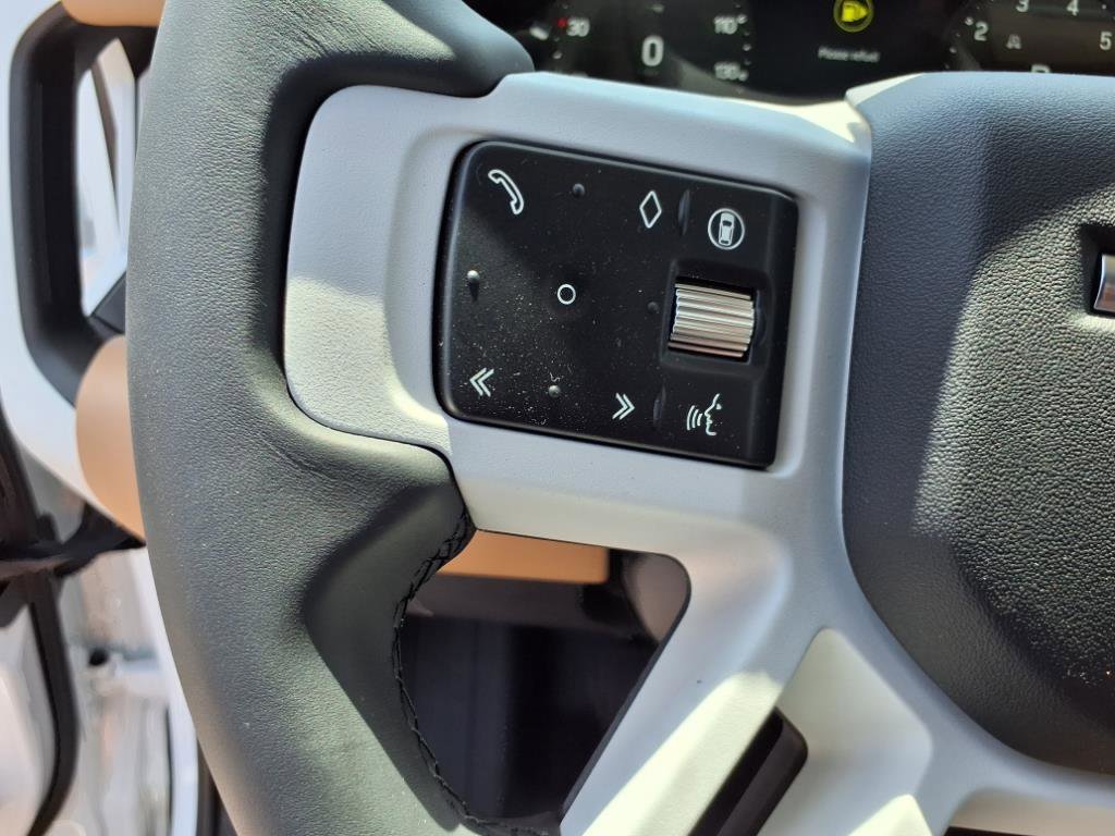 2025 Land Rover Defender 110 X-Dynamic SE photo 16