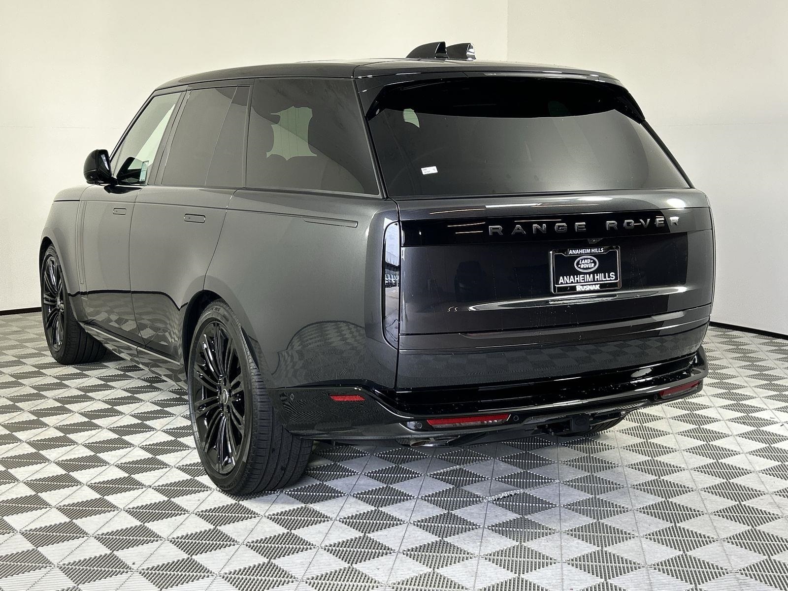 2025 Land Rover Range Rover SE photo 3