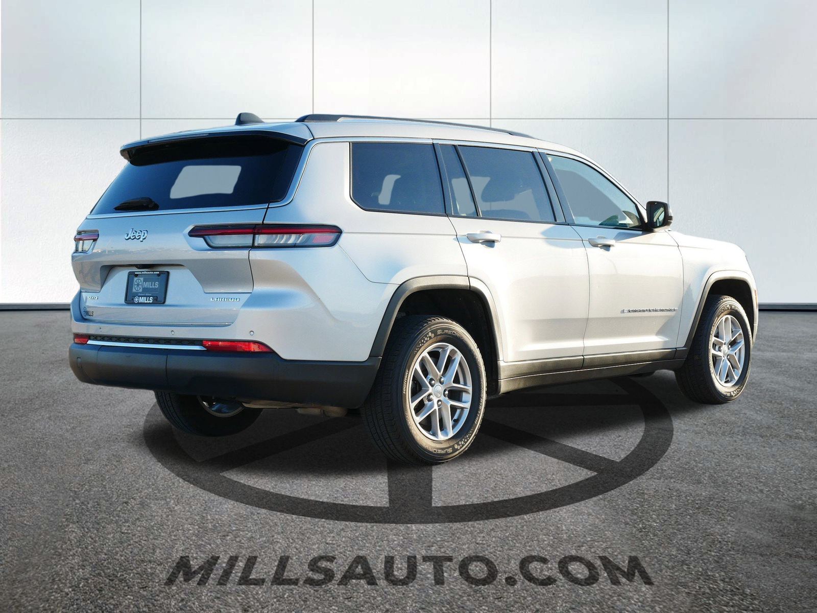 2023 Jeep Grand Cherokee Laredo photo 4