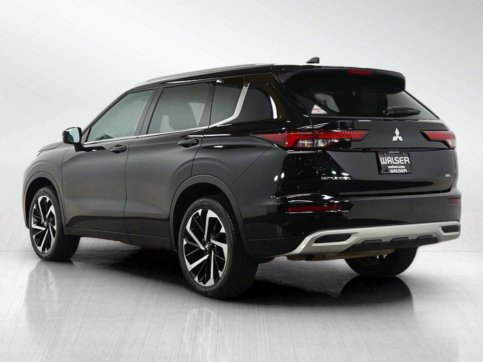 2024 Mitsubishi Outlander SEL photo 3