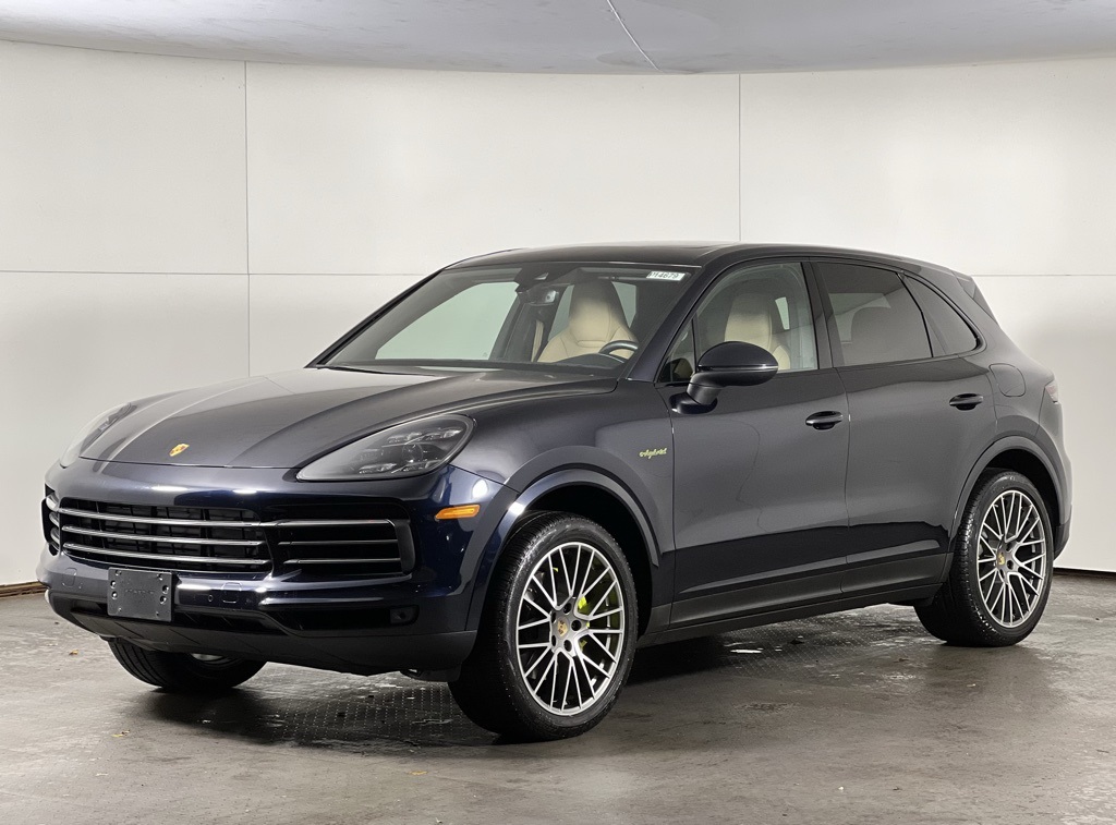 2022 Porsche Cayenne Platinum Edition's photo